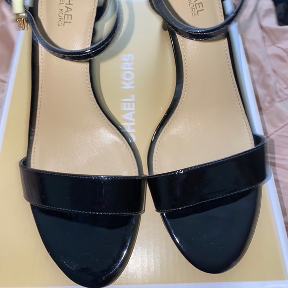COPY - Michael Kors Mid Patent leather Sandal 👡 - Picture 2 of 6